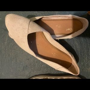 Tom’s flat slip ons
